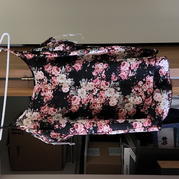 NWT Discreet Floral Top - Picture 2 of 4